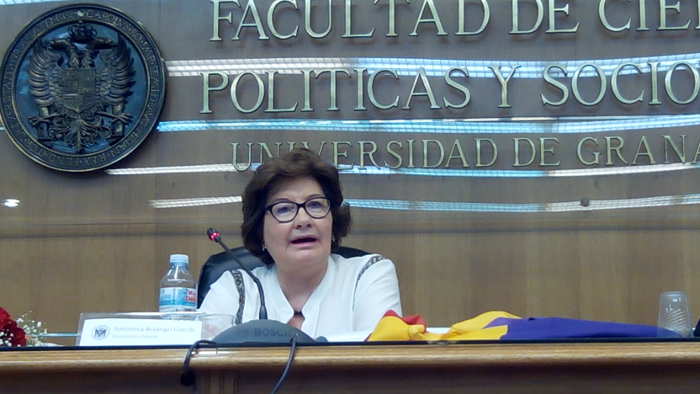 Antonina Rodrigo durante una conferencia sobre Margarita Xirgu en la Facultad de Ciencias Políticas dentro de las VI Jornadas sobre Republicanismo Español el día 17 de abril de 2015