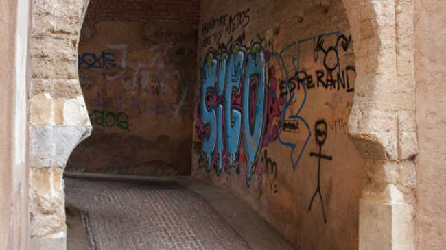 Situación de las pintadas que ha sufrido el Arco de las Pesas. Foto: Antonio Ropero