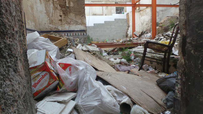La basura y los escombros se acumulan en el solar de la calle Correo Viejo.