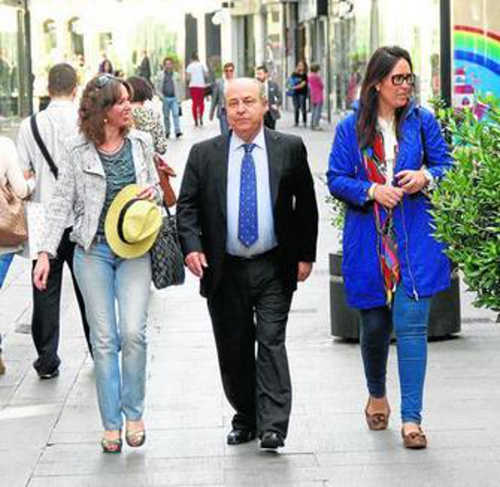 El actual alcalde y candidato a la reelección del PP, Torres Hurtado, camina junto a las ediles Rocío Díaz y María Francés.