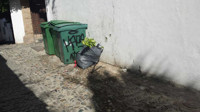 Contenedores de basura en la calle Aljibe del Gato 20150511