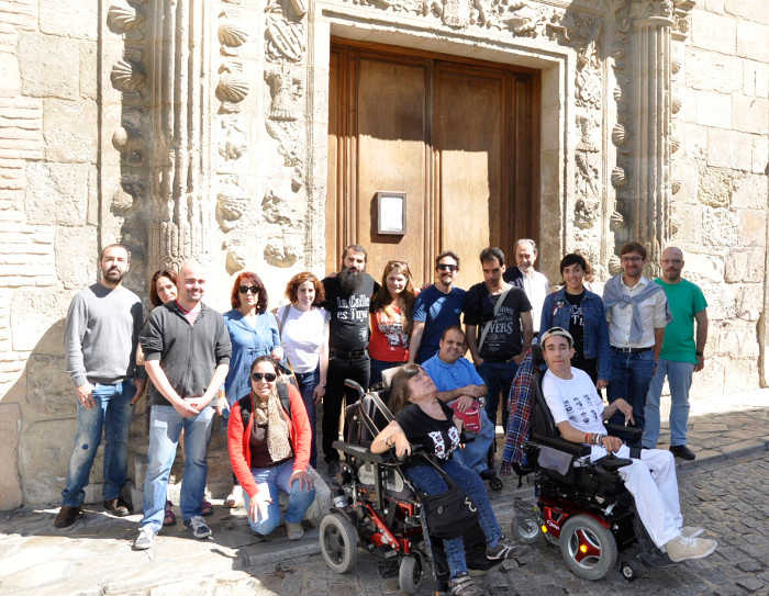 Miembros de La Ciudad Accesible en la puerta del Museo Arqueológico. Foto Ciudad Accesible