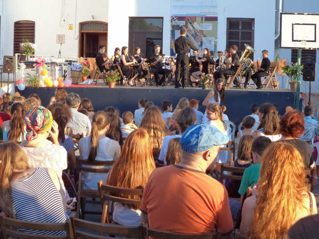 Padres y alumnos asisten al concierto que puso fin al curso escolar. Foto: Agustín Martín