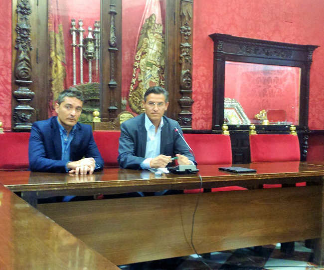 Luis Salvador y Manuel Olivares, en rueda de prensa.FOTO: Ciudadanos