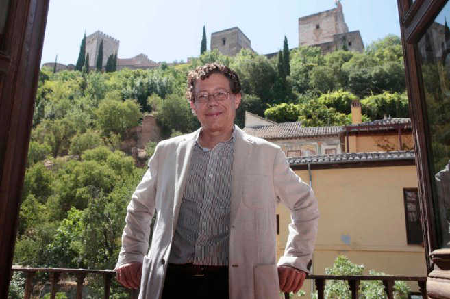 El nuevo director del Patronato de la Alhambra, posa a los pies del monumento. MIGUEL RODRÍGUEZ
