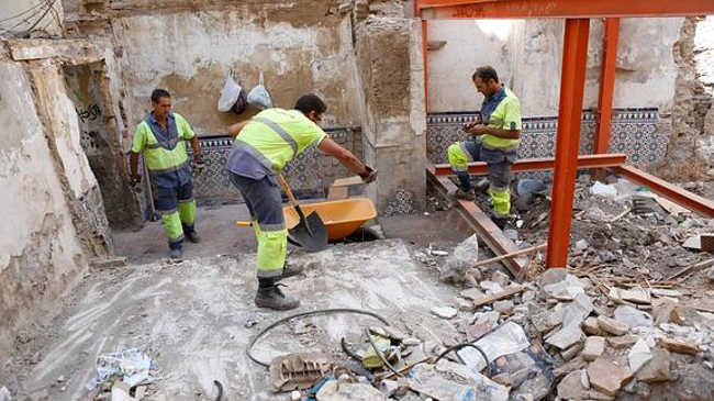 Operarios de Inagra se emplean a fondo para limpiar el solar, lleno de basura y escombro. / Ramón L. Pérez