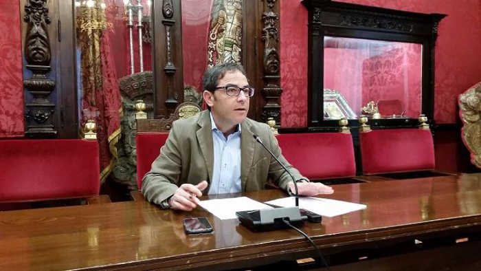 El edil del PSOE Miguel A. Fernández Madrid, este lunes en rueda de prensa.