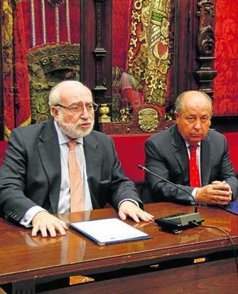 El alcalde de Granada, José Torres Hurtado, firmó el convenio con el director general de la EOI, Fernando Bayón.