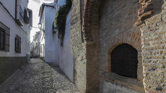 La calle Aljibe de Trillo, del Albaicín, empedrada y empinada. / Alfredo Aguilar