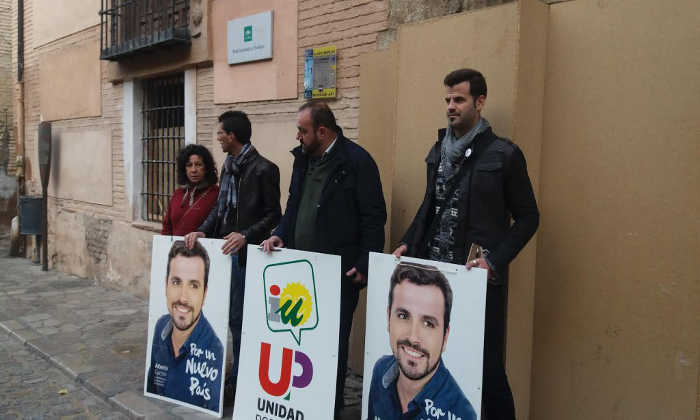 Representantes de IU-UP, Francisco Puentedura, Chus Fernández y Diego Castillo, en la puerta del Museo Arqueológico de Granada | Autor: Ángela Gómez