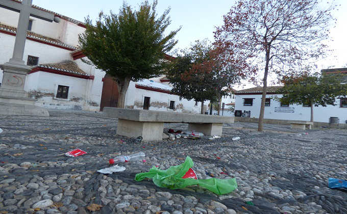 Suciedad en la Plaza de San Nicolás (Albaicín) Foto: Antonio Luis Gálvez