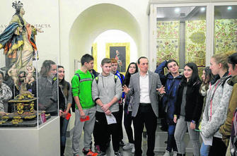 El concejal de Bienestar Social, Fernando Egea, acompañó ayer a una treintena de escolares que visitaron la Abadía.
