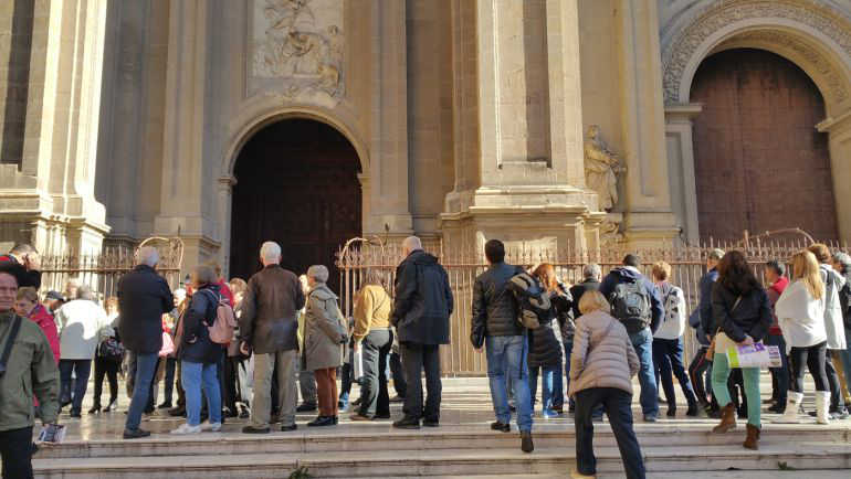 Turistas este mes de febrero ante la Catedral de Granada / Rafael Troyano