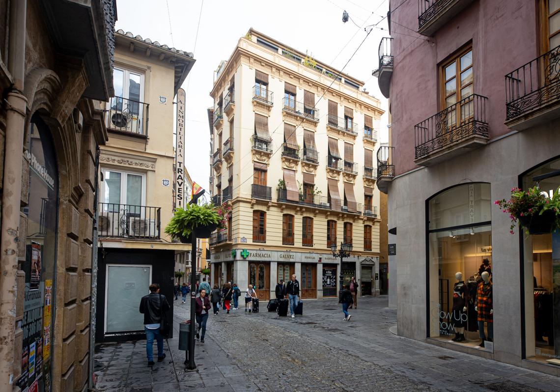 El Edificio de La Equitativa, en la Plaza de Cauchiles, es el único acabado antes de comienzos del siglo XX que supera las siete plantas en altura, ya que además cuenta con diferentes alturas en su nivel más alto.