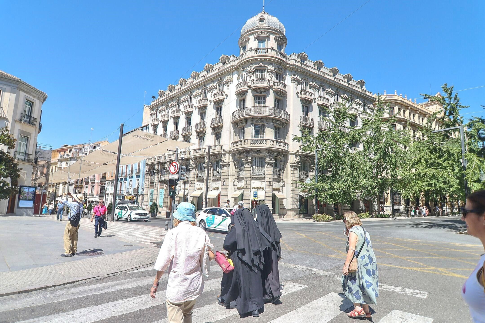 Edificio Colón en la Gran Vía de Granada, que se convertirá próximamente en un hotel de cinco estrellas