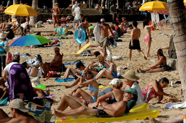 una playa abarrotada
