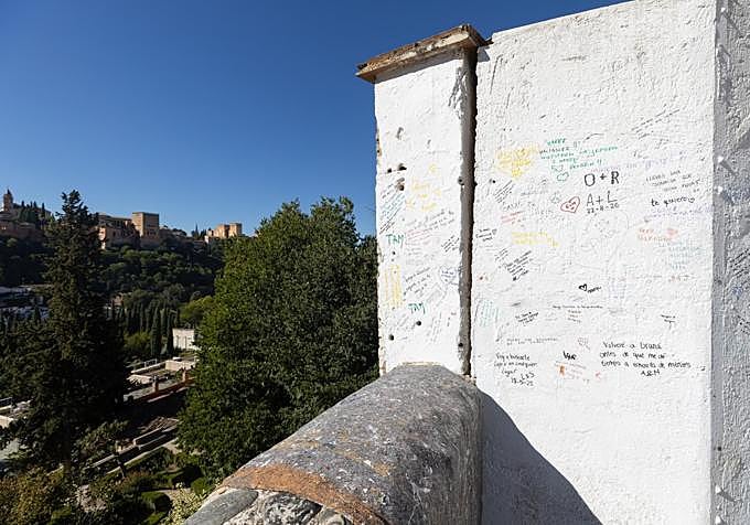 Pintadas en el conocido mirador del Camino del Sacromonte.